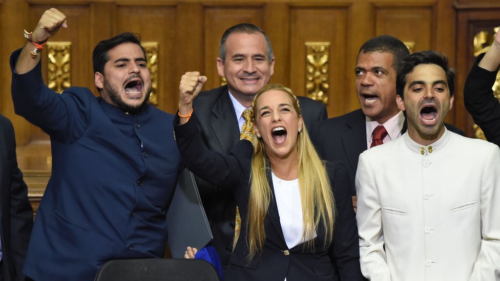 Los diputados opositores de Voluntad Popular usaron liquiliqui antes de que el presidente Maduro lo reivindicara. Miembros de Voluntad Popular en liquiliqui junto a Lilian Tintori