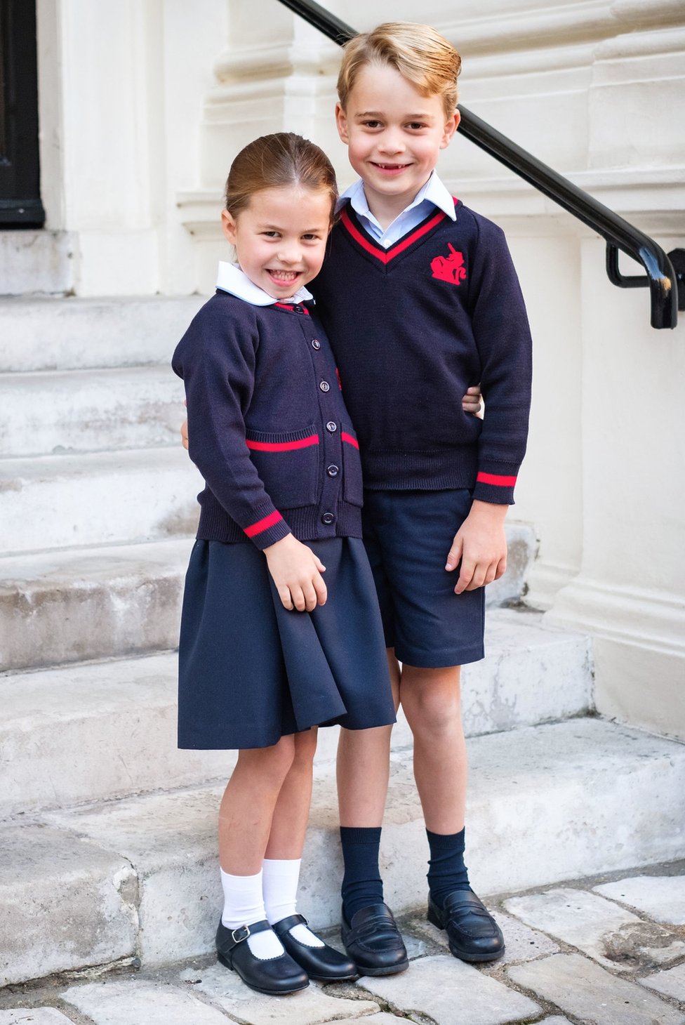 Принцесса Шарлотта и принц Джордж у Кенсингтонского дворца 5 сентября 2019 г.