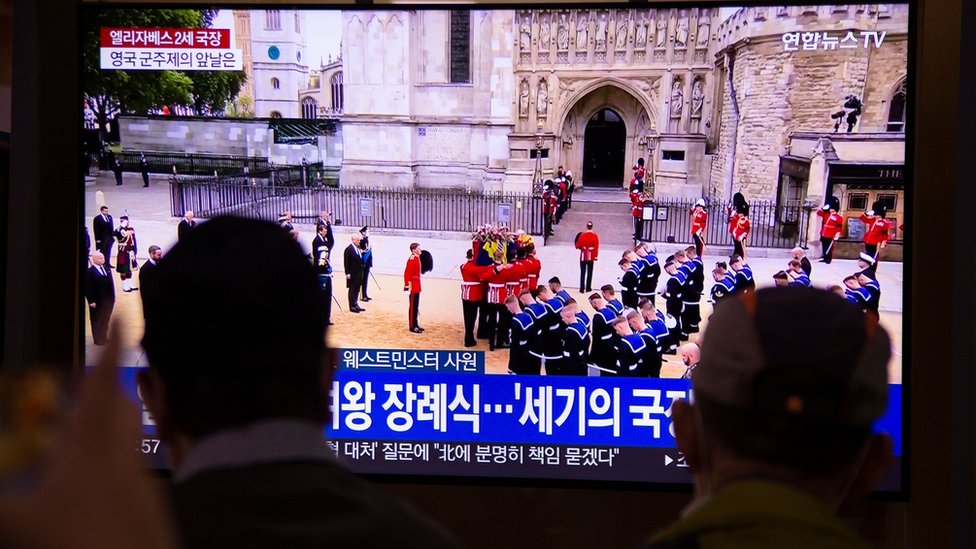 الجنازة شوهدت في جميع أنحاء العالم ، بما في ذلك في هذهالمحطة في سول بكوريا الجنوبية