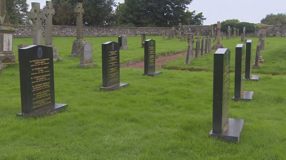 Могилы бывших монахинь лежат рядом с местом безымянной могилы