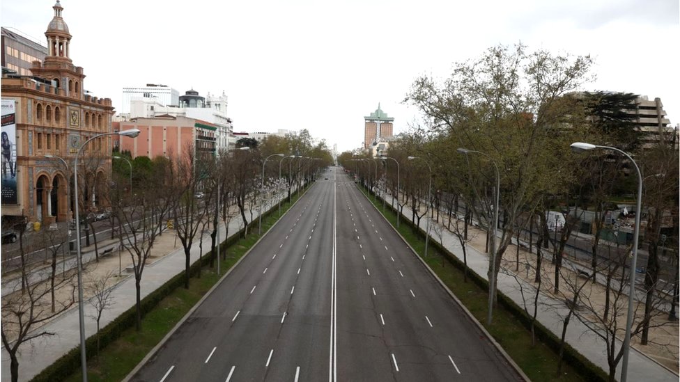 馬德里市中心的這條大道空空蕩蕩，沒有車輛也沒有行人。