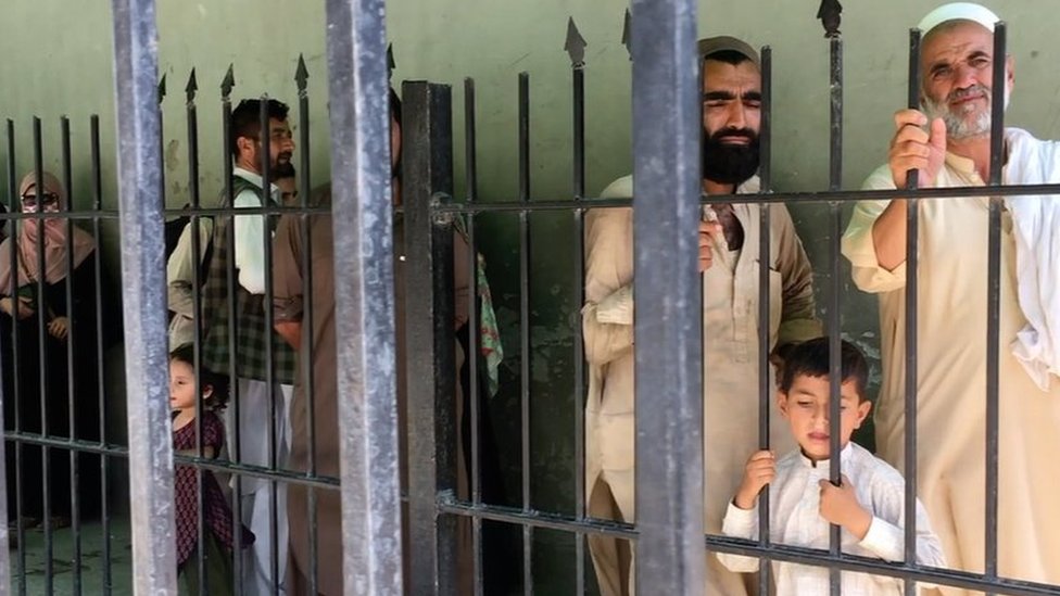 Afghanistan: Pakistan fences off from Afghan refugees