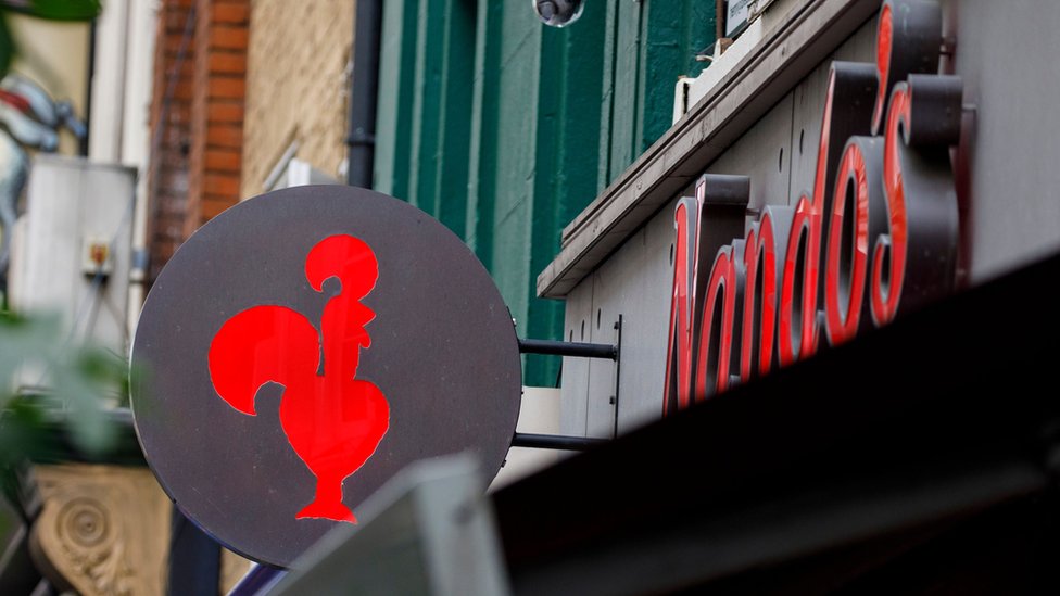 Куриный логотип Нандо можно увидеть в центре Лондона