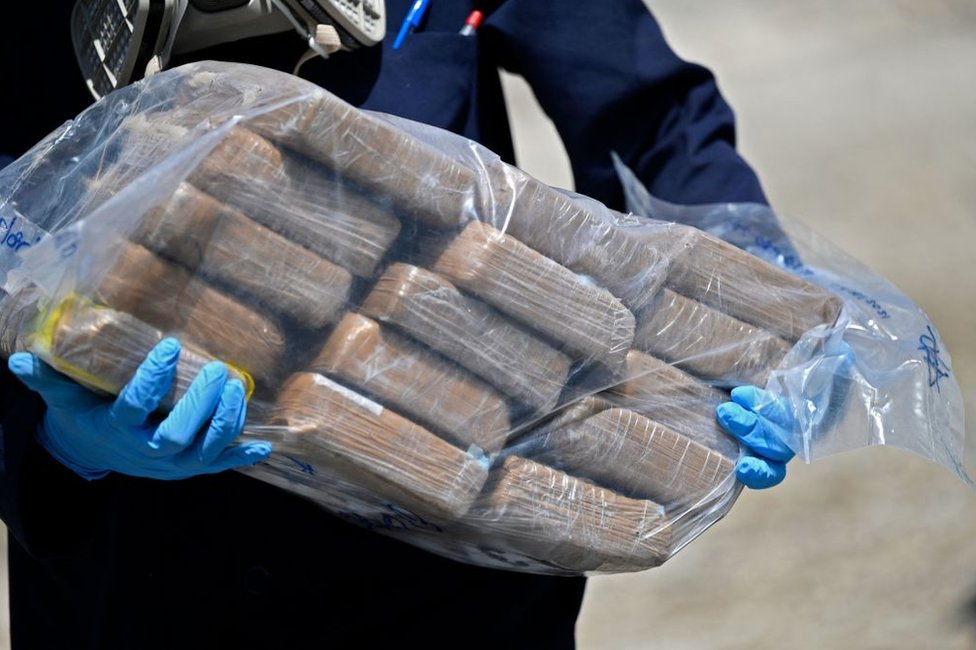 1.370 kilos de droga decomisada a seis extranjeros a 490 millas náuticas de Punta Remedios, Sonsonate, El Salvador, el 31 de julio de 2021.