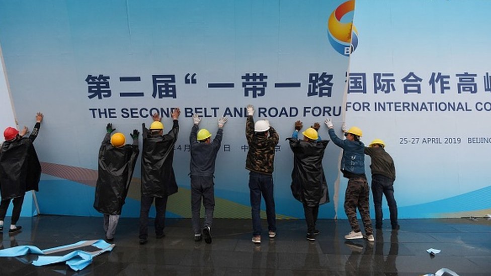 2019年4月27日，工人們在北京的論壇會場外拆除「一帶一路」論壇展板