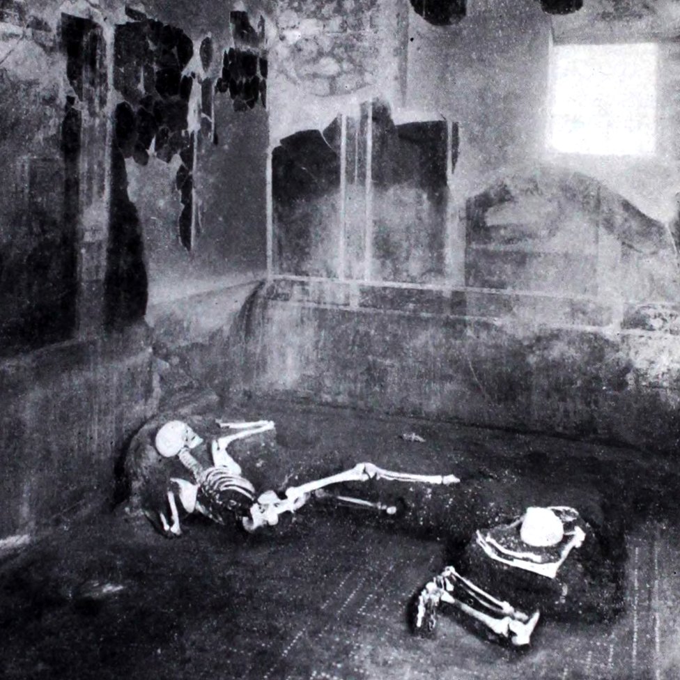 Una foto de 1934 de restos de dos personas encontrados en la Casa del Artesano, en Pompeya