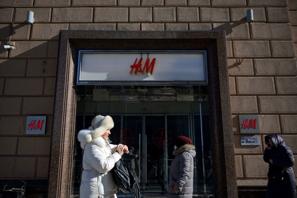 Gente camina frente a una tienda H&M cerrada en Moscú el 10 de marzo de 2022.
