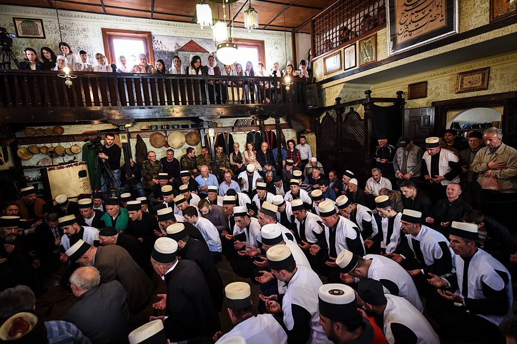 الدروايش في كوسوفو أثناء احتفالاتهم بنوروز في مسجد بريزرن