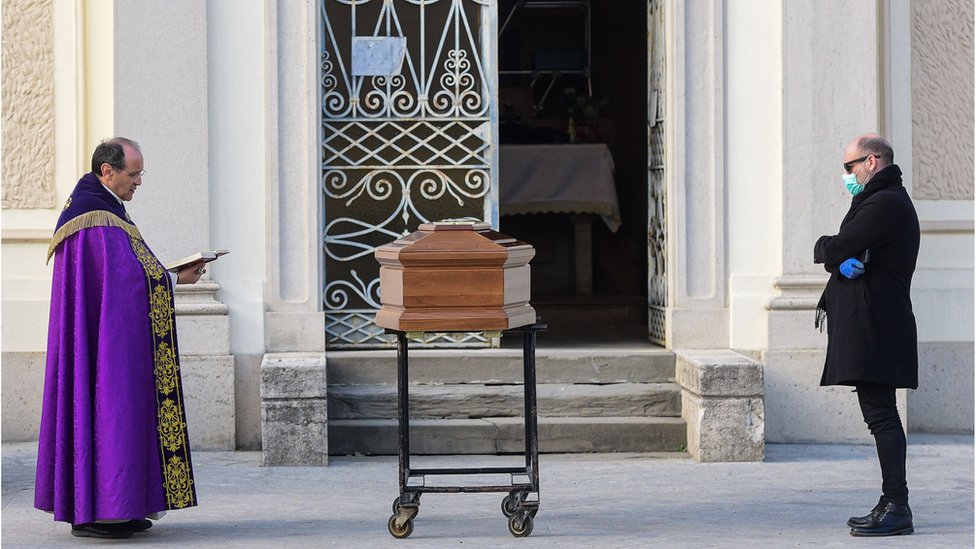Los servicios funerarios han sido prohibidos en Italia como medida de emergencia.