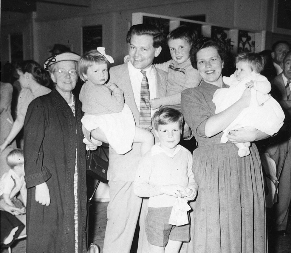 Семья Уорренов на фото в 1958 году