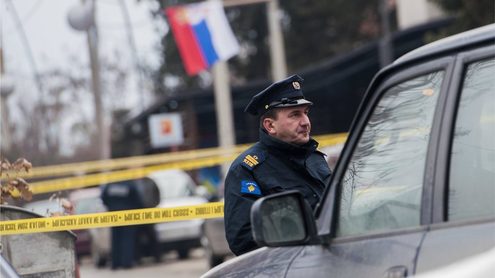 Полиция на месте, где Оливер Иванович, бывший государственный секретарь по делам Косово и предмет спорного военных преступлений суда и пересмотр дела, был застрелен в Митровице, Сербия, 16 января 2018 года