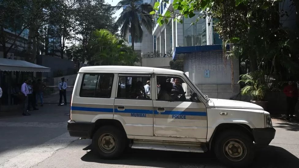 عربة شرطة تغادر مكاتب بي بي سي في مومباي