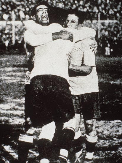 Lorenzo Fernandez, Pedro Cea y Hector Scarone celebran el Mundial de 1930.