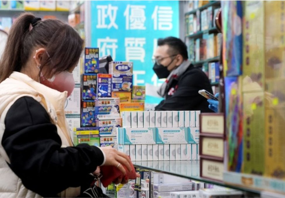 香港的一家藥店售賣用於新冠病毒快速抗原檢測的試劑盒。