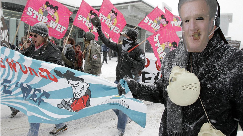 Zirve sırasında Dabvos kasabasında protesto gösterileri de düzenleniyor.