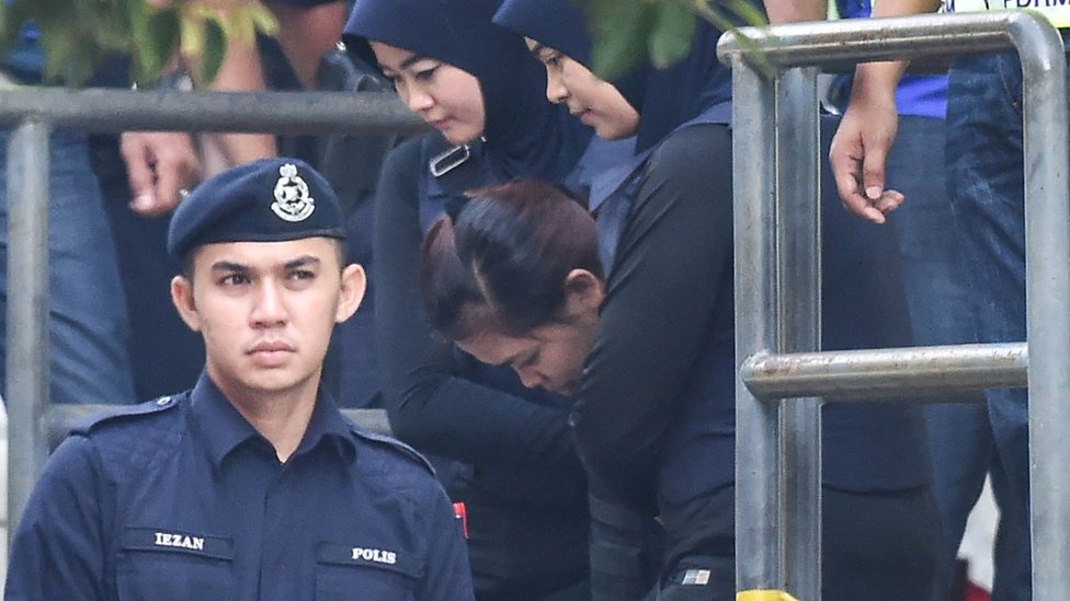 Las jóvenes acudieron al tribunal en Malasia vistiendo chalecos antibalas y bajo mucha seguridad. corte en Malasia