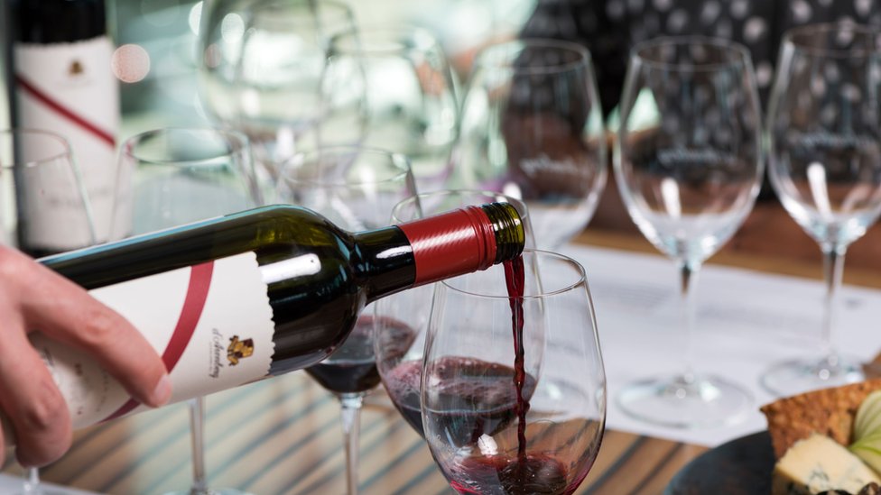 Красное вино D'Arenberg наливают в бокал для вина