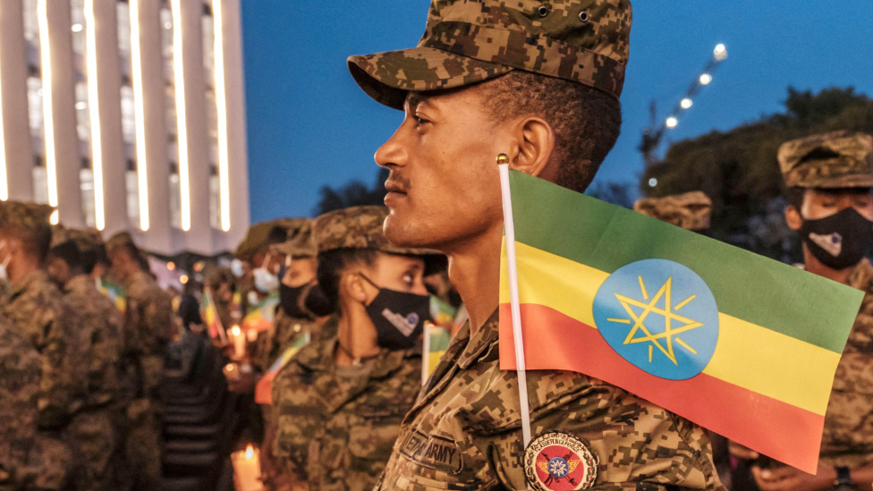 أحد أفراد القوات الفيدرالية الإثيوبية يحمل شمعة خلال حفل تأبين لضحايا نزاع تيغراي الذي نظمته إدارة المدينة في أديس أبابا، إثيوبيا، في 3 نوفمبر 2021