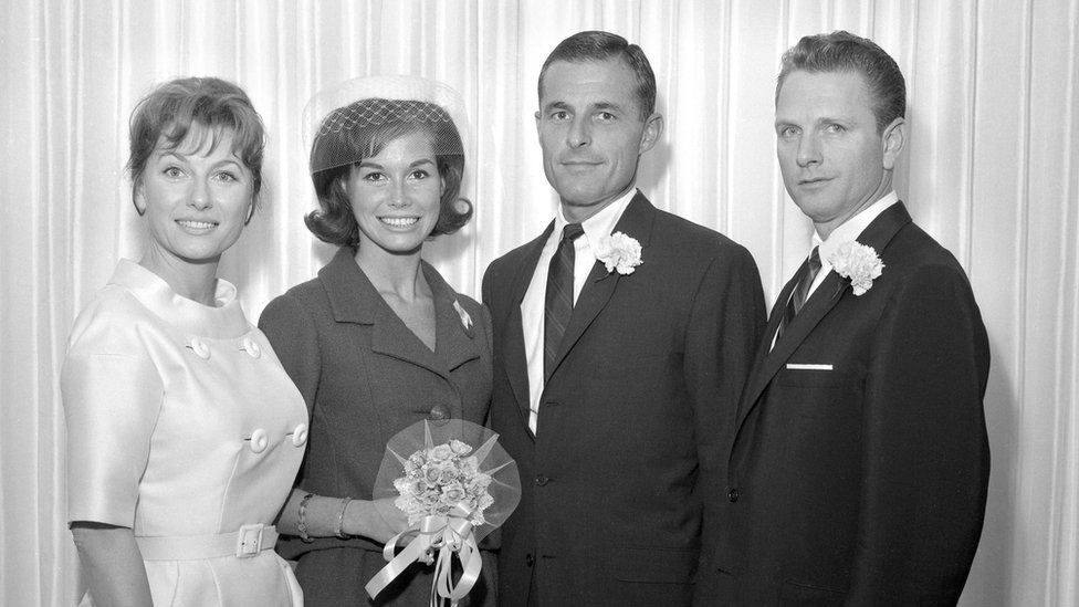Мэри Тайлер Мур и Грант Тинкер в день свадьбы с двумя гостями