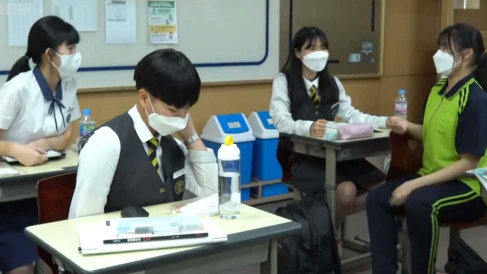 Estudiantes con mascarillas en una escuela de Seúl