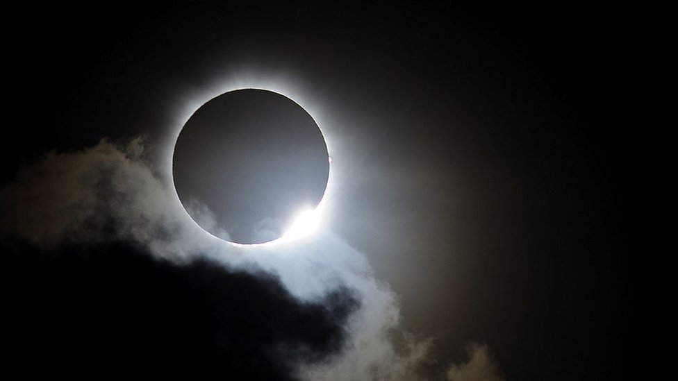 Eclipse solar total con nubes.