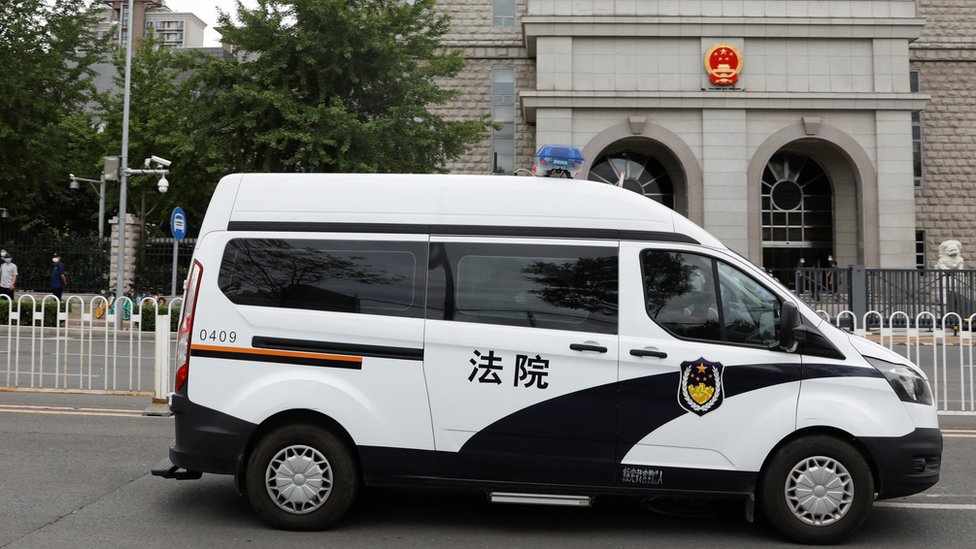 一輛法院車輛在北京第二中級法院門外駛過（資料圖片）