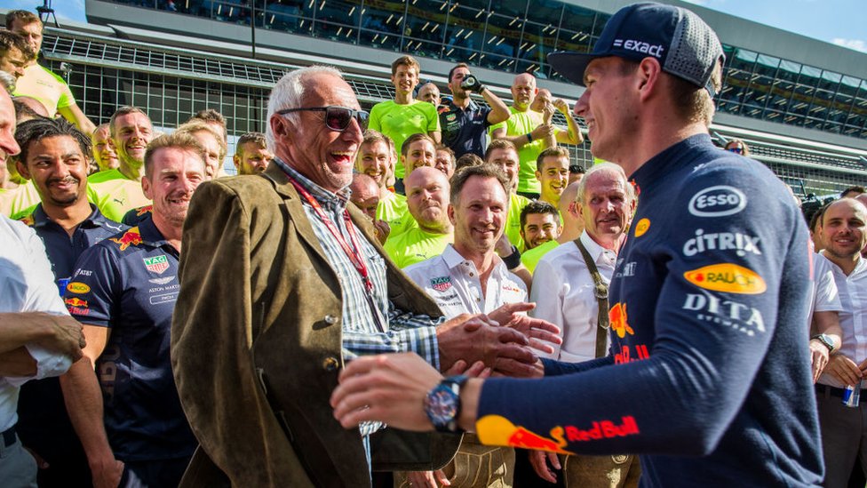 Mateschitz junto al piloto de Fórmula 1 Max Verstappen.