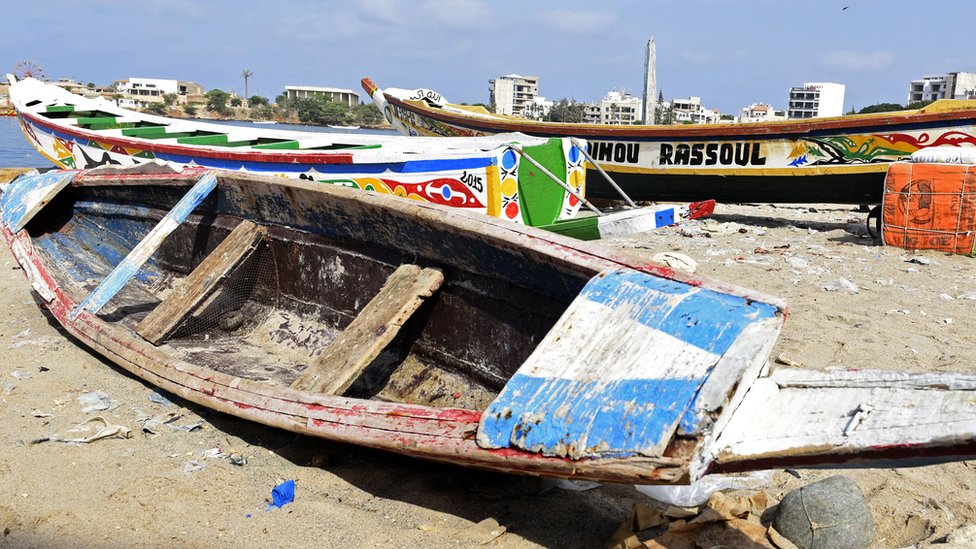 Традиционная западноафриканская деревянная рыбацкая лодка в Дакаре, Сенегал, 2 июля 2015 года.