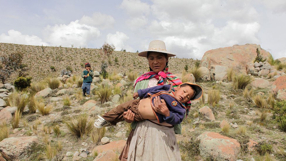 Mujer boliviana con sus hijos.