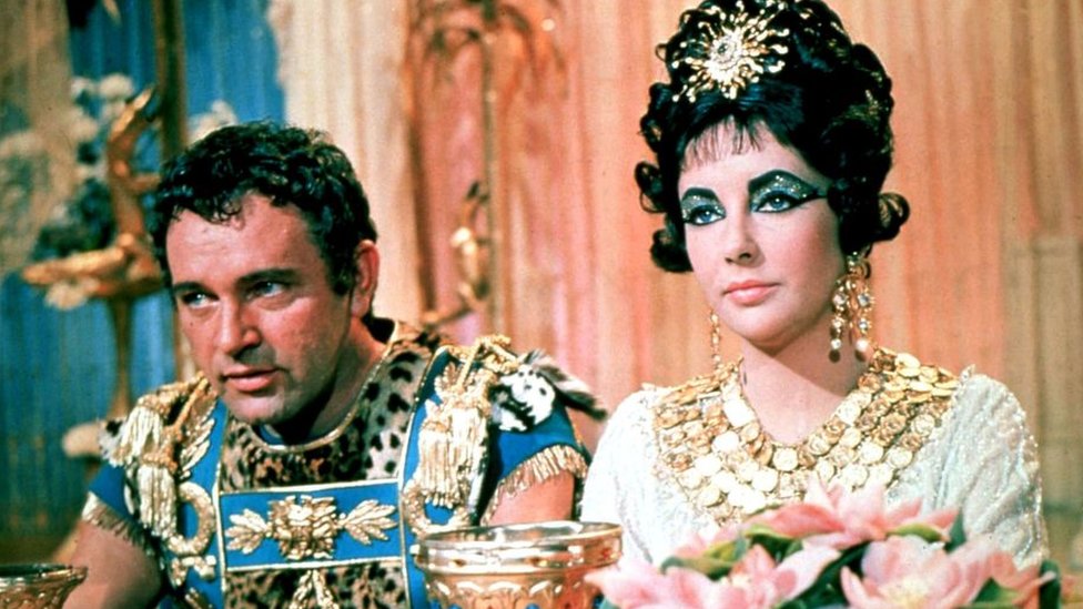 Elizabeth Taylor interpretou Cleópatra em um filme de 1963, ao lado de Richard Burton, no papel de Marco Antônio