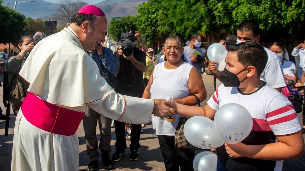 El nuncio apostólico Franco Coppola visitó Aguililla el pasado mes de abril.