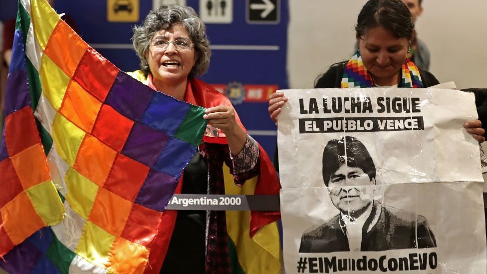 Simpatizantes de Evo Morales lo esperan en el aeropuerto en Argentina