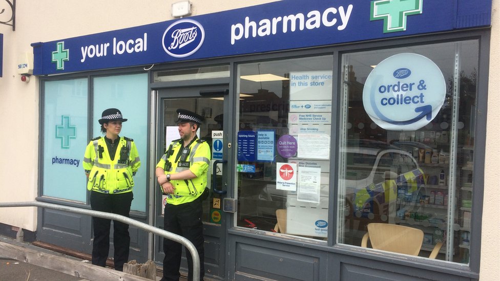 La policía acordonó o cerró algunas zonas donde se cree que estuvo la pareja. Policía británica a las puertas de una farmacia Boots en Amesbury.