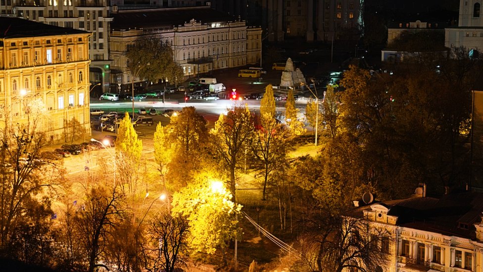 Ukraine war: Kyiv residents adapting to night-time power cuts