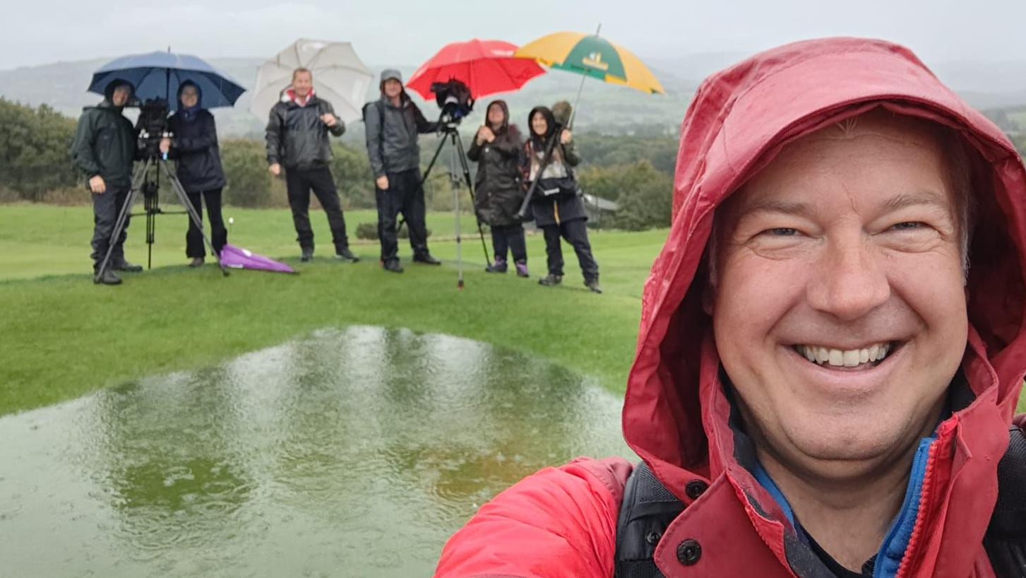 Weather: Walk in rain can make us happier, scientists say - BBC News