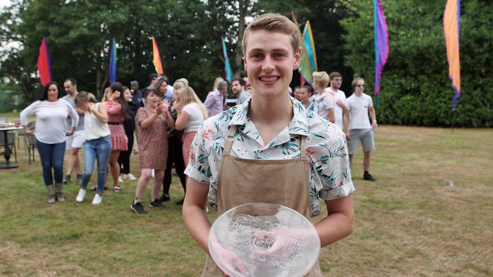 Победитель Great British Bake Off Питер Сокинс