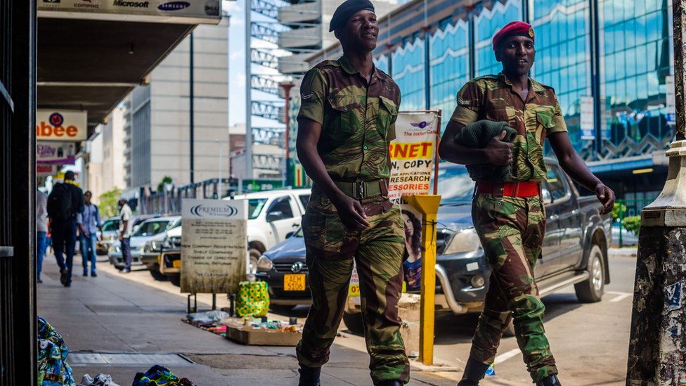 Una operación militar el pasado 14 de noviembre puso a Mugabe en arresto domiciliario. En la imagen, militares zimbabuenses en Harare. Soldados en Harare.