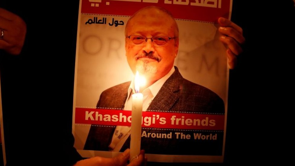 Демонстрант держит плакат с изображением саудовского журналиста Джамаля Хашогги возле консульства Саудовской Аравии в Стамбуле,