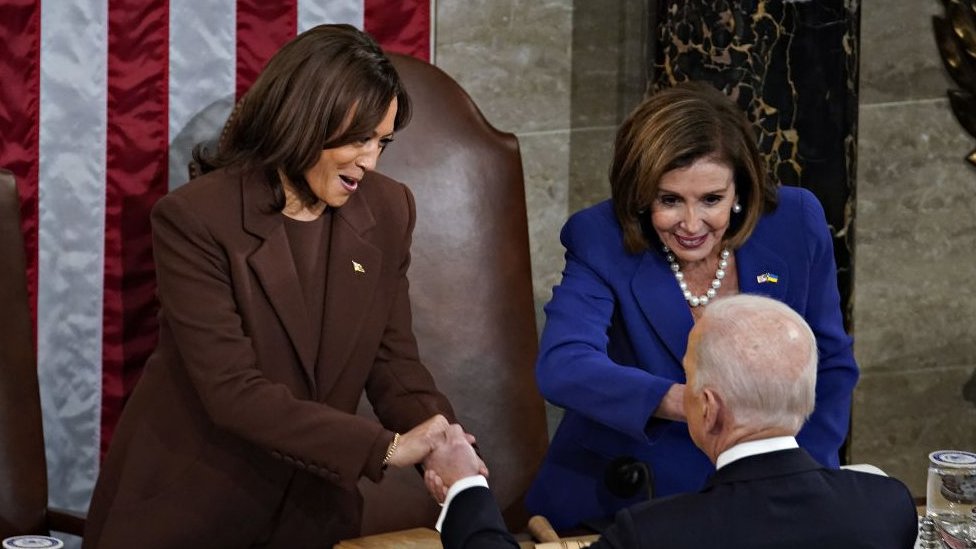 El presidente Joe Biden saluda a Nancy Pelosy y Kamala Harris una vez termina su discurso.