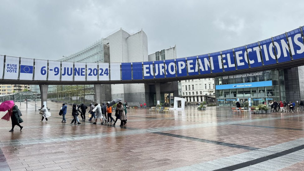 Pogled na džinovske transparente koji najavljuju izbore na ulazu u zgradu EP dok odbrojavanje do parlamentarnih izbora za Evropski parlament (EP) (6-9. juna) počinje u Briselu, Belgija, 16. aprila 2024.