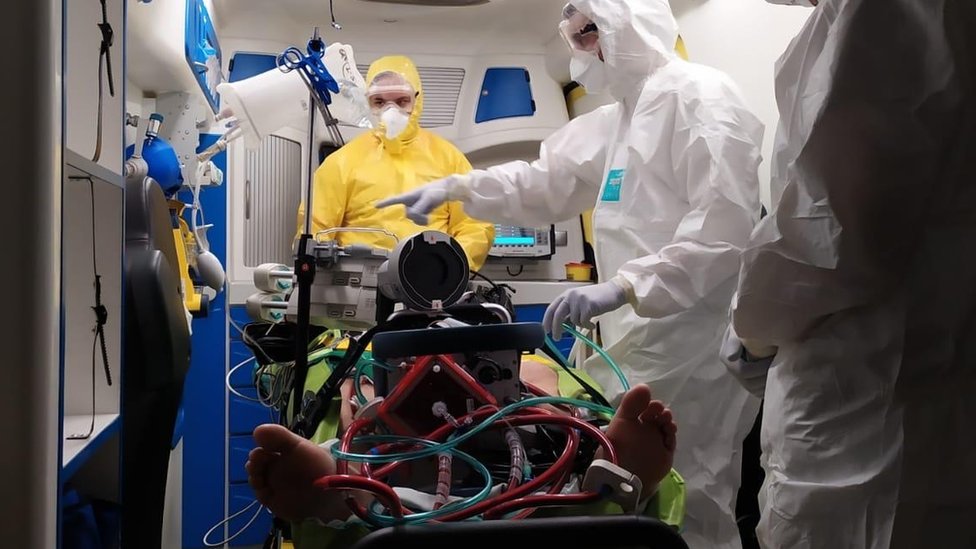 Un paciente conectado a una máquina de ECMO en el Hospital Vall d´Hebron