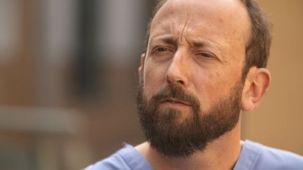 "Cuando Essure es implantado correctamente, de acuerdo a la guía del fabricante y por un cirujano competente y entrenado, es seguro", aseguró el ginecólogo británico Ben Peyton-Jones. Ginecólogo británico Ben Peyton-Jones