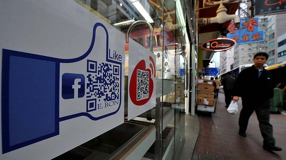 Escaparate en Hong Kong con el logo de Facebook.