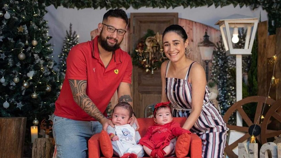 Juliana Miyashima com o marido Daniel e os gêmeos de um ano, Yasmin e Miguel