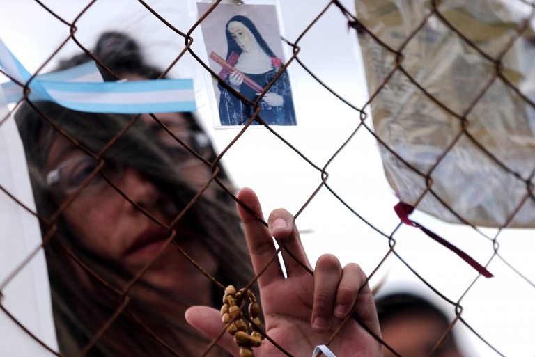 Familiares y allegados de "los 44" los aguardan en Mar del Plata. Familiares esperan a los tripulantes del ARA San Juan