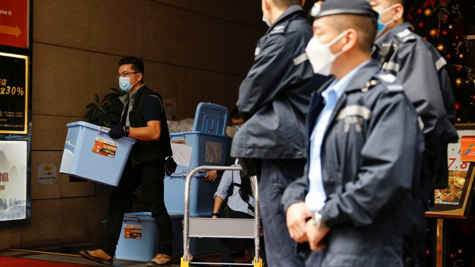 香港觀塘《立場新聞》辦公室所在大樓外警員把查抄證物搬離大樓（29/12/2021）