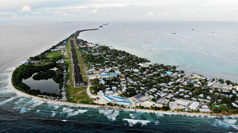 Funafuti, la capital de Tuvalu. El gobierno quiere seguir teniendo acceso a su zona marítima aún si todo el territorio queda sumergido.