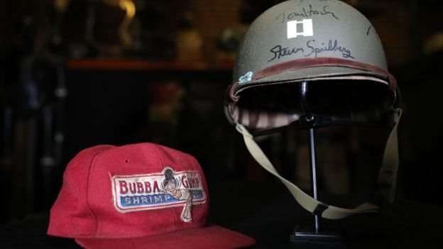 Barang-barang yang digunakan Tom Hanks di film Forrest Gump dan Saving Private Ryan adalah bagian dari 600 benda yang akan dilelang.