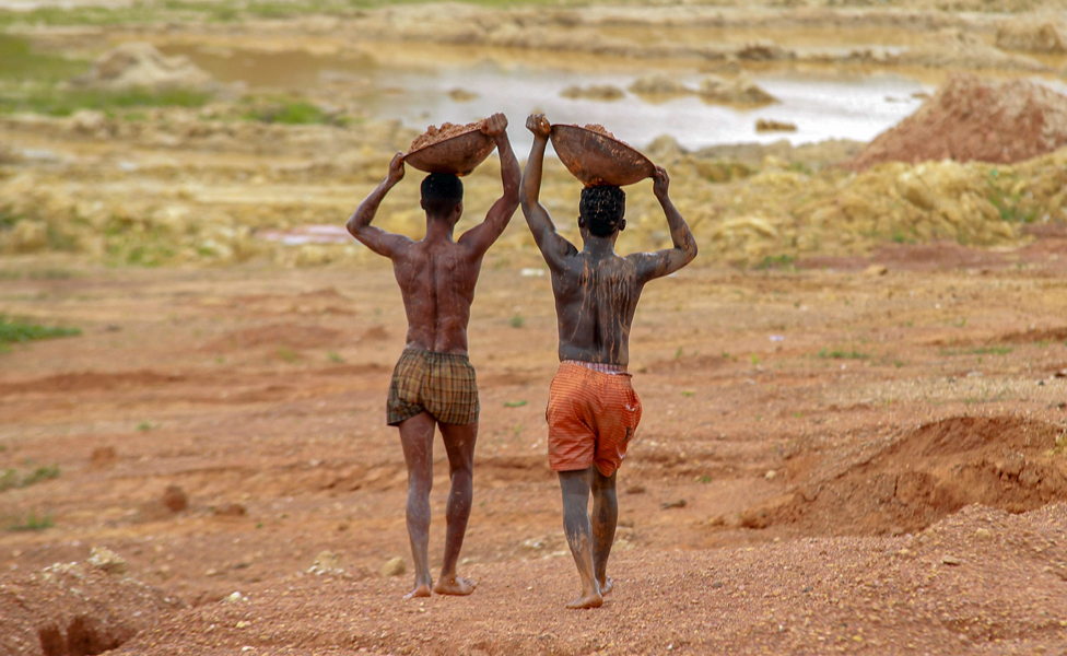 اليوم السابق، رجال يعملون في استخراج الذهب بشكل غير قانوني، في أبوموسو بغانا