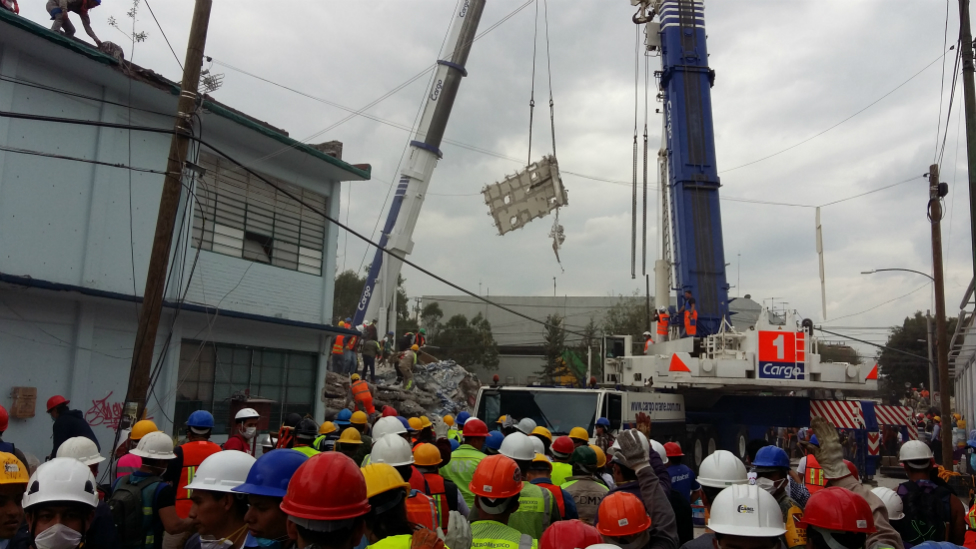 El edificio donde trabajaban varias costureras en la Ciudad de México se derrumbó por completo en unos segundos. Labores de rescate en el lugar donde se derrumbó el edificio.